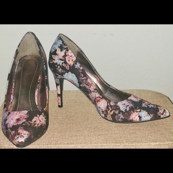 Cute, floral Rampage high heels. - Picture 2 of 5